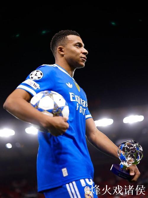 姆巴佩晒照手握MVP奖杯与比赛球：团队力量