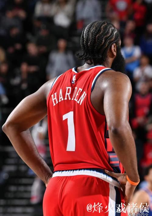 哈登三节状态欠佳，三分效率亮眼贡献10分6助攻
